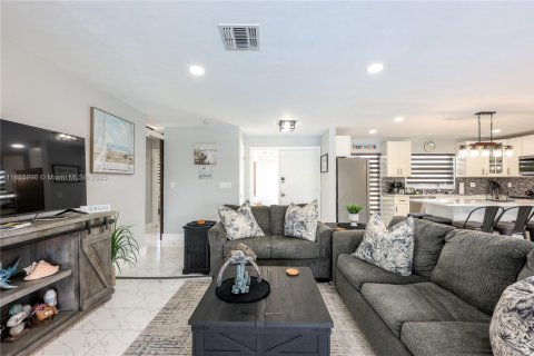 Villa ou maison à vendre à Cape Coral, Floride: 3 chambres № 1981323 - photo 15