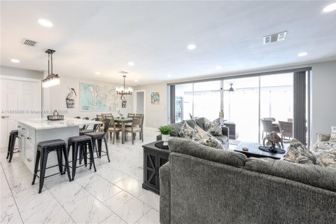 Villa ou maison à vendre à Cape Coral, Floride: 3 chambres № 1981323 - photo 6