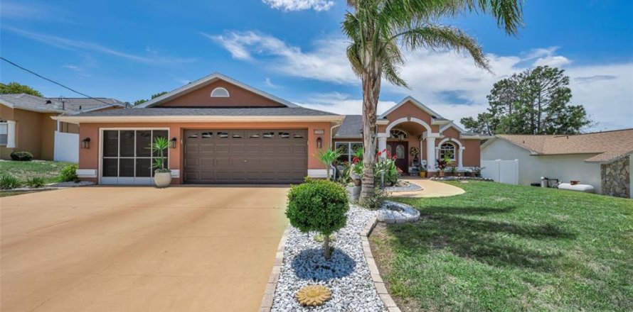 House in Spring Hill, Florida 3 bedrooms, 153.85 sq.m. № 2151864