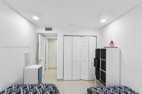 Condo in Hialeah, Florida, 2 bedrooms  № 1951839 - photo 18