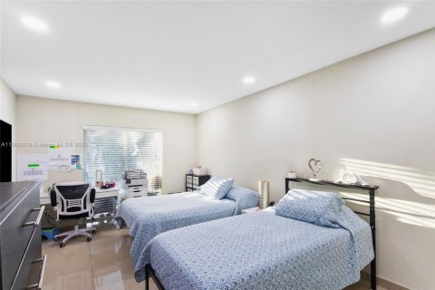 Condo in Hialeah, Florida, 2 bedrooms  № 1951839 - photo 10