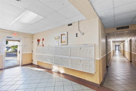 Condo in Hialeah, Florida, 2 bedrooms  № 1951839 - photo 26