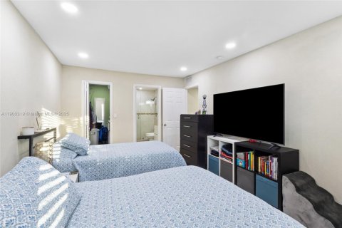 Condo in Hialeah, Florida, 2 bedrooms  № 1951839 - photo 12