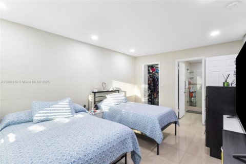 Condo in Hialeah, Florida, 2 bedrooms  № 1951839 - photo 11