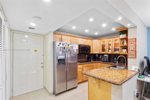 Condo in Hialeah, Florida, 2 bedrooms  № 1951839 - photo 7