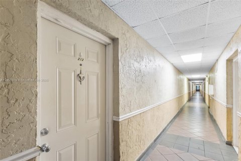 Condo in Hialeah, Florida, 2 bedrooms  № 1951839 - photo 28
