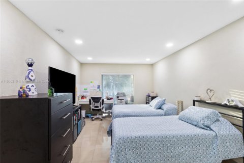 Condo in Hialeah, Florida, 2 bedrooms  № 1951839 - photo 9