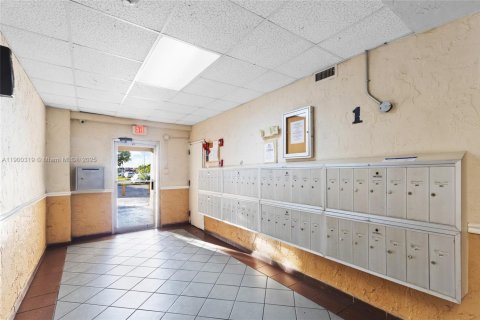 Condo in Hialeah, Florida, 2 bedrooms  № 1951839 - photo 27