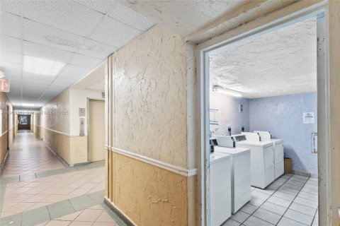 Condo in Hialeah, Florida, 2 bedrooms  № 1951839 - photo 29