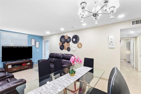 Condo in Hialeah, Florida, 2 bedrooms  № 1951839 - photo 1