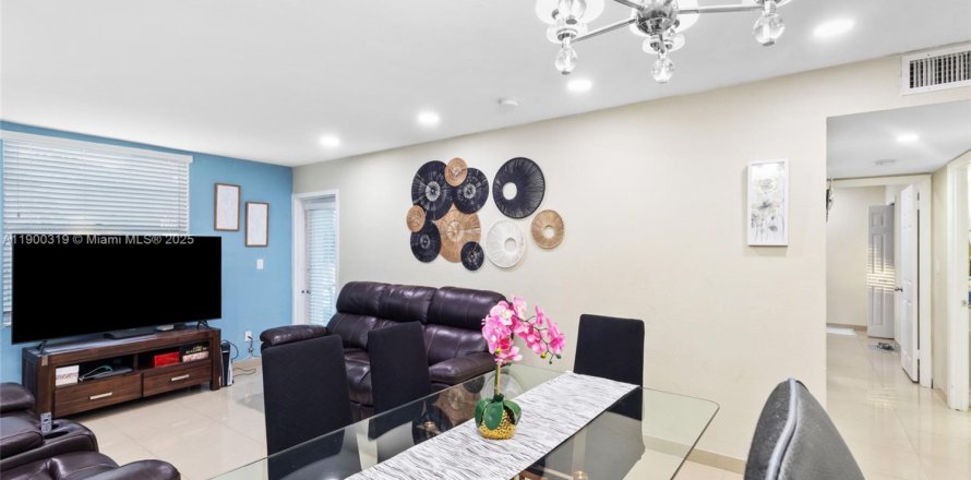 Condo in Hialeah, Florida, 2 bedrooms  № 1951839