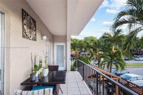 Condo in Hialeah, Florida, 2 bedrooms  № 1951839 - photo 24