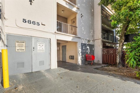 Condo in Hialeah, Florida, 2 bedrooms  № 1951839 - photo 25