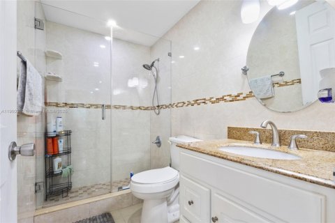 Condo in Hialeah, Florida, 2 bedrooms  № 1951839 - photo 16