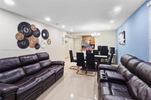 Condo in Hialeah, Florida, 2 bedrooms  № 1951839 - photo 3