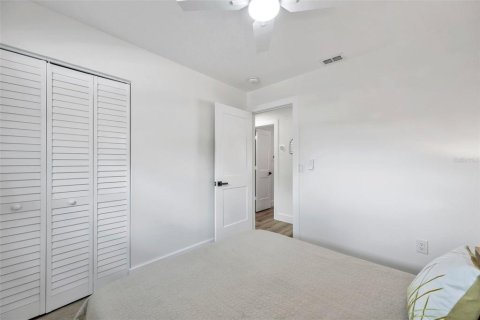 House in Largo, Florida 3 bedrooms, 104.89 sq.m. № 2235562 - photo 20