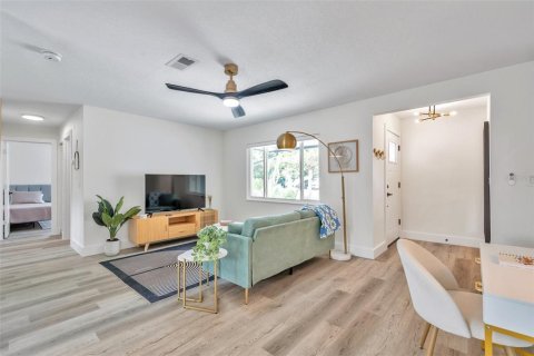 House in Largo, Florida 3 bedrooms, 104.89 sq.m. № 2235562 - photo 7