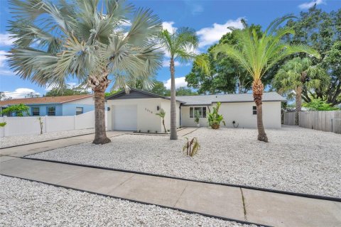 House in Largo, Florida 3 bedrooms, 104.89 sq.m. № 2235562 - photo 2