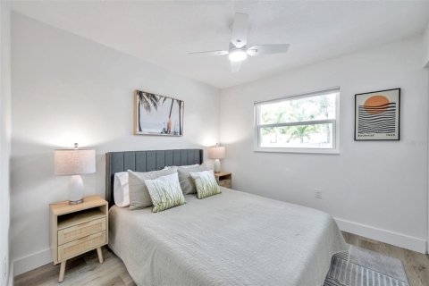 House in Largo, Florida 3 bedrooms, 104.89 sq.m. № 2235562 - photo 18