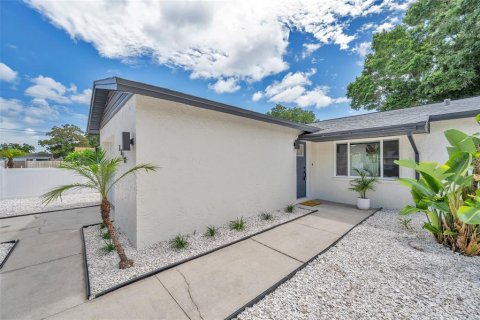 House in Largo, Florida 3 bedrooms, 104.89 sq.m. № 2235562 - photo 3