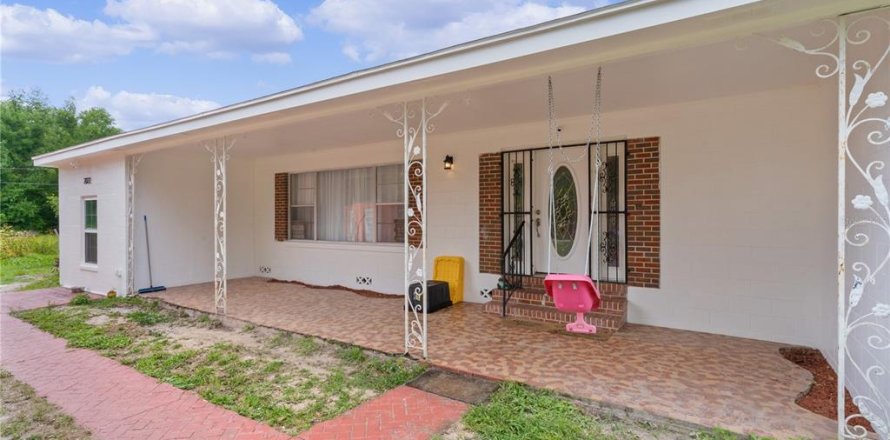House in Leesburg, Florida 3 bedrooms, 220.74 sq.m. № 1777413