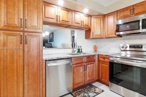 Condo in Pembroke Pines, Florida, 2 bedrooms № 1956334 - photo 1