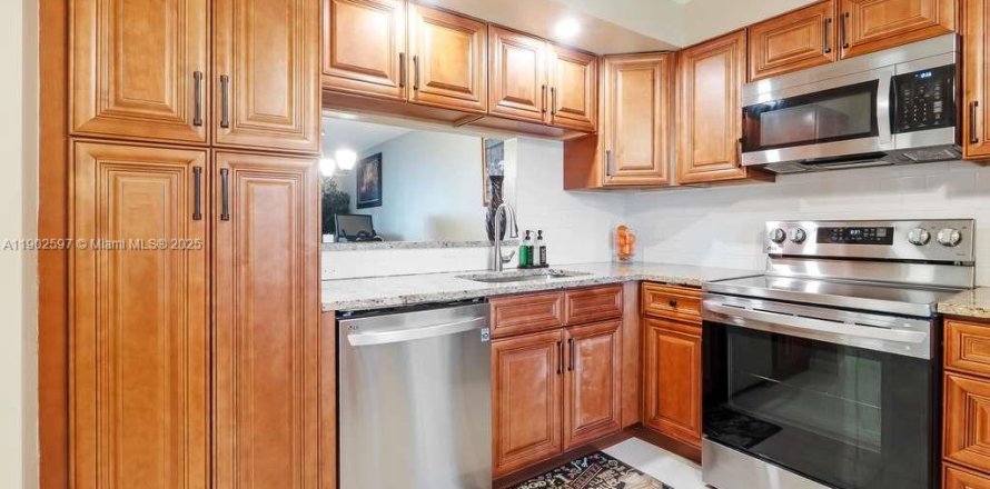 Condo in Pembroke Pines, Florida, 2 bedrooms № 1956334