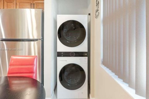 Condo in Pembroke Pines, Florida, 2 bedrooms № 1956334 - photo 5