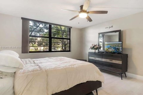 Condo in Pembroke Pines, Florida, 2 bedrooms № 1956334 - photo 16