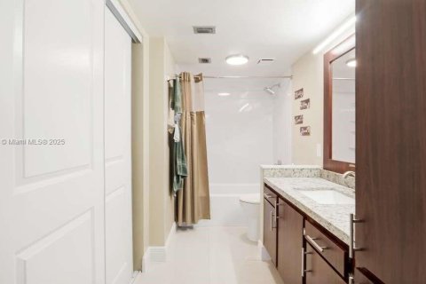Condo in Pembroke Pines, Florida, 2 bedrooms № 1956334 - photo 17