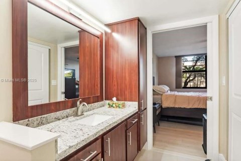 Condo in Pembroke Pines, Florida, 2 bedrooms № 1956334 - photo 18