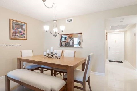 Condo in Pembroke Pines, Florida, 2 bedrooms № 1956334 - photo 6