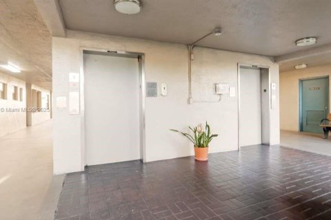 Condo in Pembroke Pines, Florida, 2 bedrooms № 1956334 - photo 25