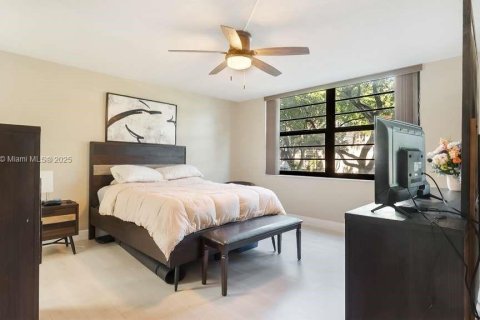 Condo in Pembroke Pines, Florida, 2 bedrooms № 1956334 - photo 13