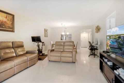 Condo in Pembroke Pines, Florida, 2 bedrooms № 1956334 - photo 8