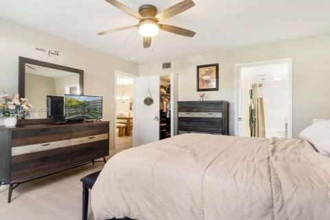 Condo in Pembroke Pines, Florida, 2 bedrooms № 1956334 - photo 14