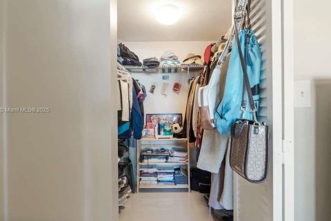 Condo in Pembroke Pines, Florida, 2 bedrooms № 1956334 - photo 20