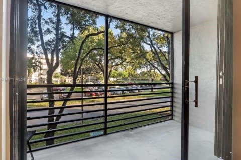 Condo in Pembroke Pines, Florida, 2 bedrooms № 1956334 - photo 12