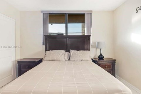 Condo in Pembroke Pines, Florida, 2 bedrooms № 1956334 - photo 21