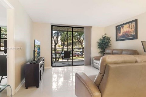 Condo in Pembroke Pines, Florida, 2 bedrooms № 1956334 - photo 9
