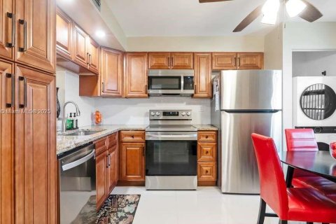 Condo in Pembroke Pines, Florida, 2 bedrooms № 1956334 - photo 3