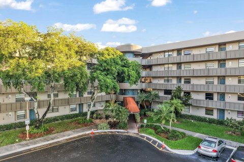 Condo in Pembroke Pines, Florida, 2 bedrooms № 1956334 - photo 26