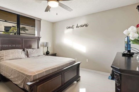 Condo in Pembroke Pines, Florida, 2 bedrooms № 1956334 - photo 22