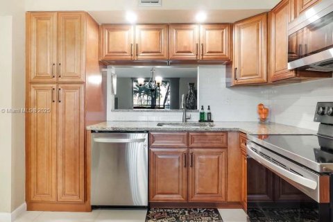 Condo in Pembroke Pines, Florida, 2 bedrooms № 1956334 - photo 2