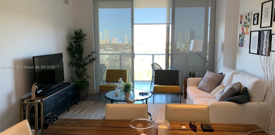 Condominio en North Miami Beach, Florida, 2 dormitorios  № 1694150