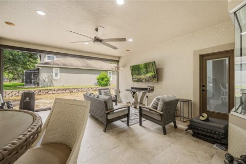House in Apopka, Florida 5 bedrooms, 366.69 sq.m. № 2111608 - photo 15