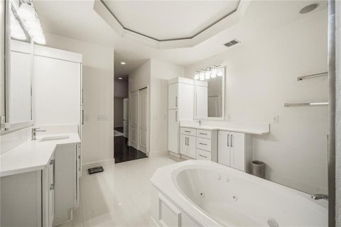 House in Apopka, Florida 5 bedrooms, 366.69 sq.m. № 2111608 - photo 21