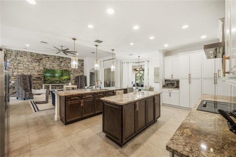House in Apopka, Florida 5 bedrooms, 366.69 sq.m. № 2111608 - photo 13