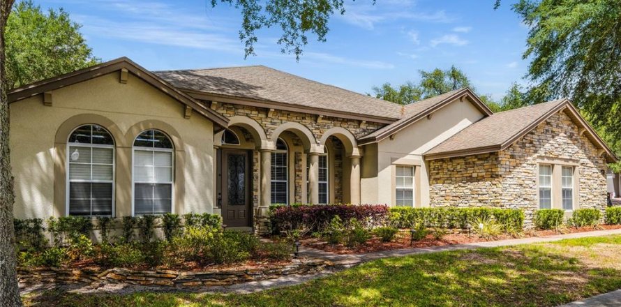 House in Apopka, Florida 5 bedrooms, 366.69 sq.m. № 2111608