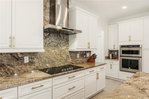 House in Apopka, Florida 5 bedrooms, 366.69 sq.m. № 2111608 - photo 12
